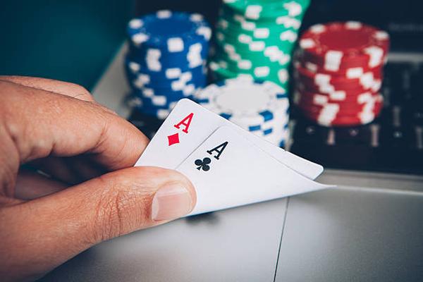 Comparing Table and Live Games on casino trực tuyến uy tín Platforms